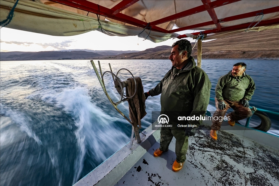 Dört kardeşin 30 yıldır Van Gölü'ndeki aynı teknede örnek balıkçılık serüveni