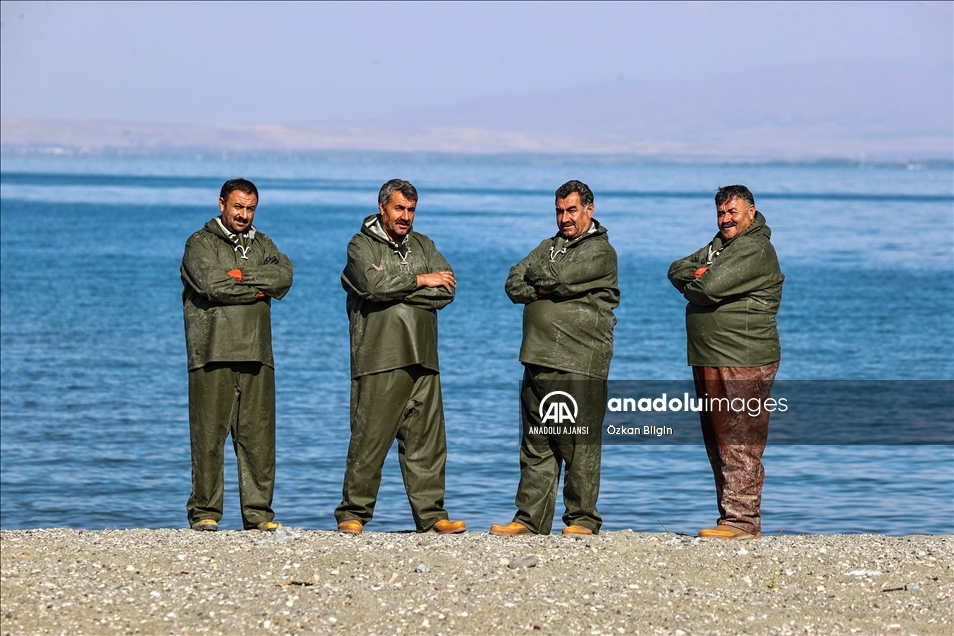 Dört kardeşin 30 yıldır Van Gölü'ndeki aynı teknede örnek balıkçılık serüveni