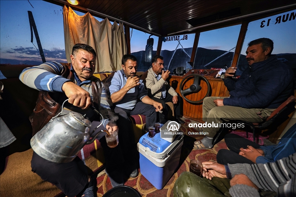 Dört kardeşin 30 yıldır Van Gölü'ndeki aynı teknede örnek balıkçılık serüveni