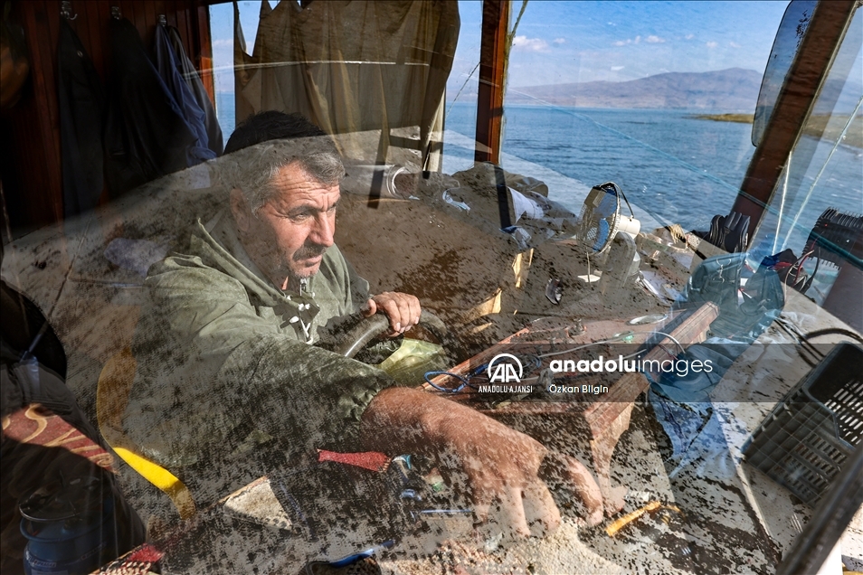 Dört kardeşin 30 yıldır Van Gölü'ndeki aynı teknede örnek balıkçılık serüveni