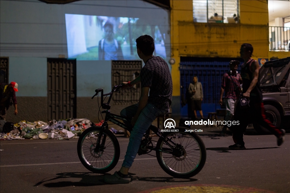 Bioskop jalanan bagi warga miskin di Kolombia