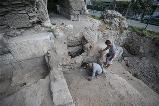 Turquie : Découverte d’un atelier de peinture sur porcelaine dans un théâtre romain antique