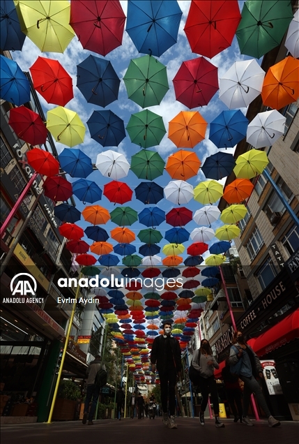 Payung warni-warni di Jalan Konur, Ankara