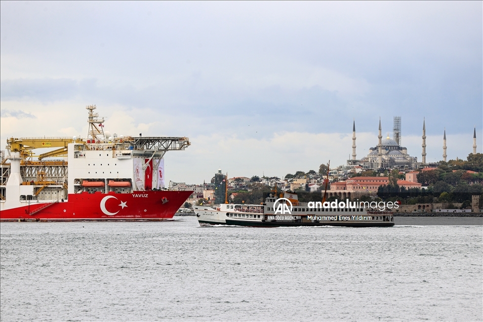 عبور کشتی «یاووز»  از تنگه بسفر استانبول 
