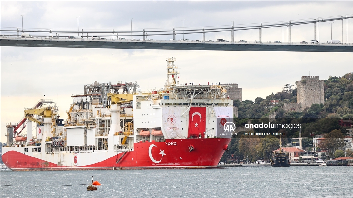 عبور کشتی «یاووز»  از تنگه بسفر استانبول 