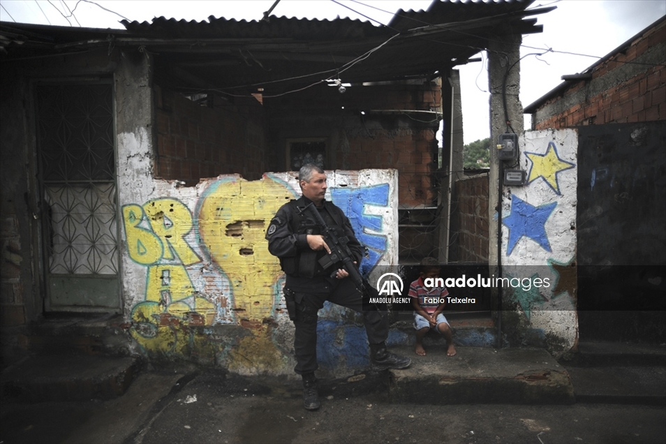 La vida cotidiana de los niños en la Favela da Mare de Río de Janeiro
