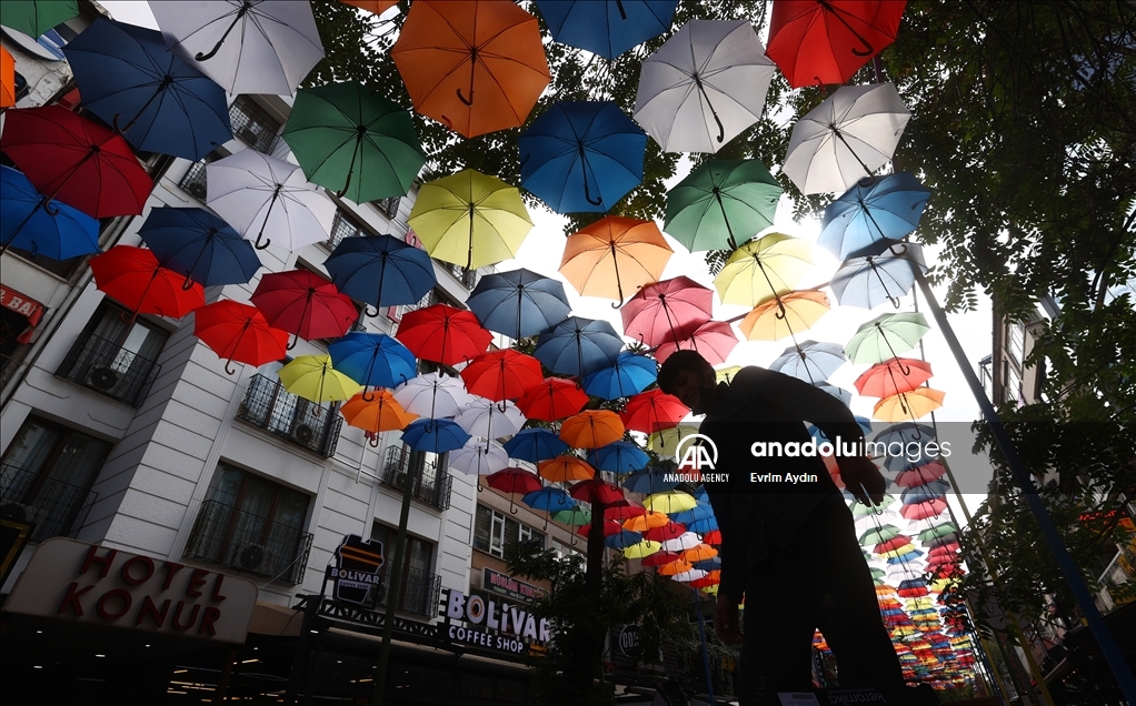 Payung warni-warni di Jalan Konur, Ankara