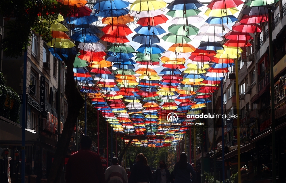 Payung warni-warni di Jalan Konur, Ankara