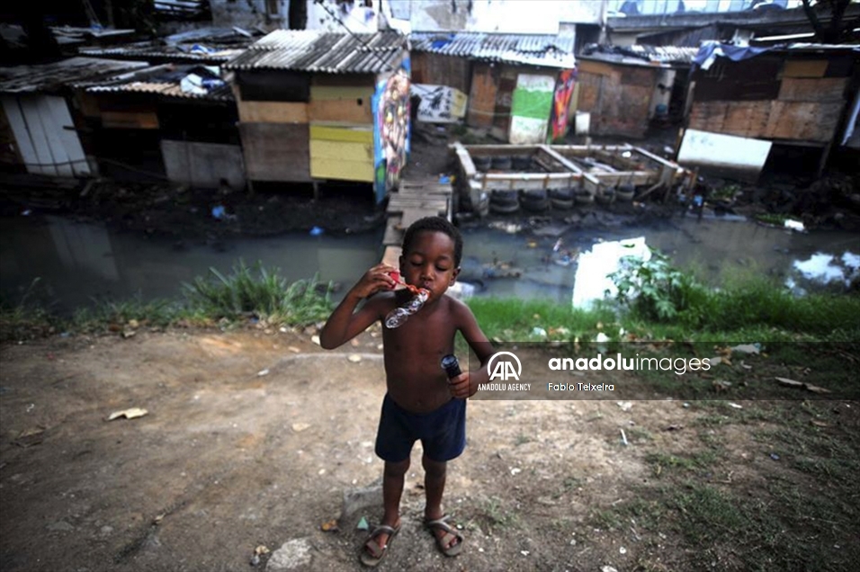 La vida cotidiana de los niños en la Favela da Mare de Río de Janeiro