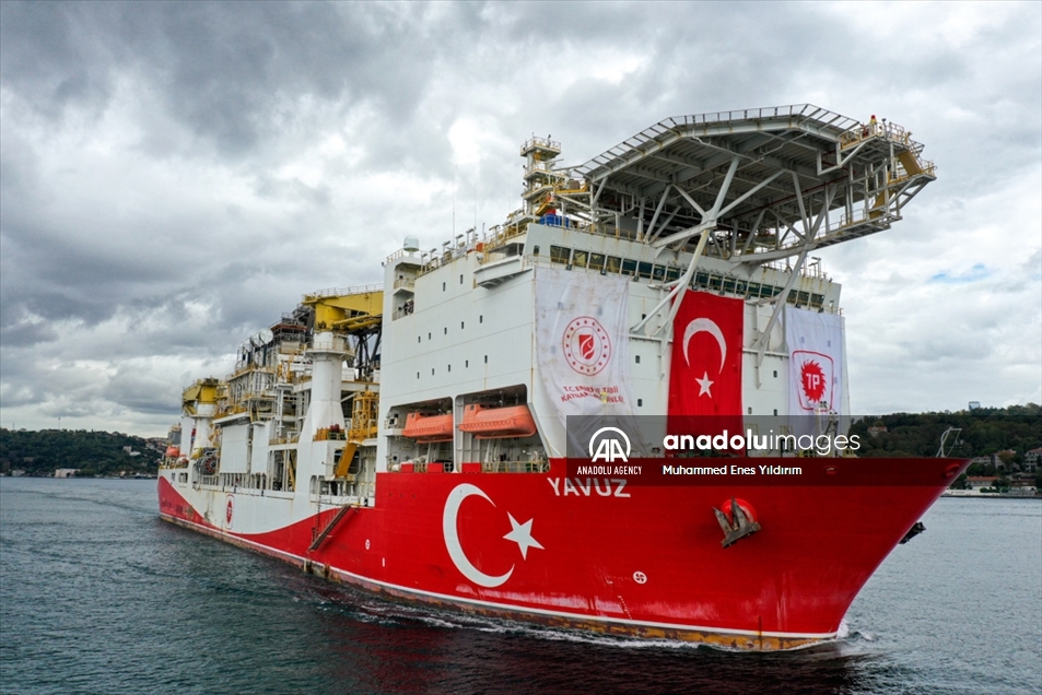El buque de perforación Yavuz atravesó el estrecho del Bósforo en Turquía