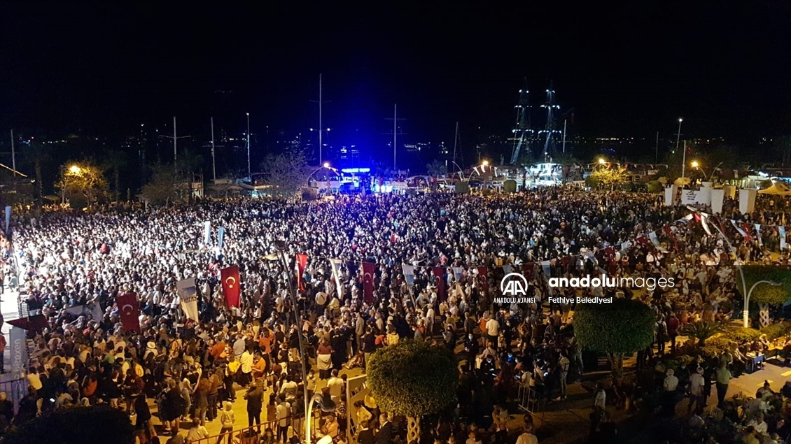 Rus Kızılordu Korosu ve Haluk Levent Fethiye'de konser verdi