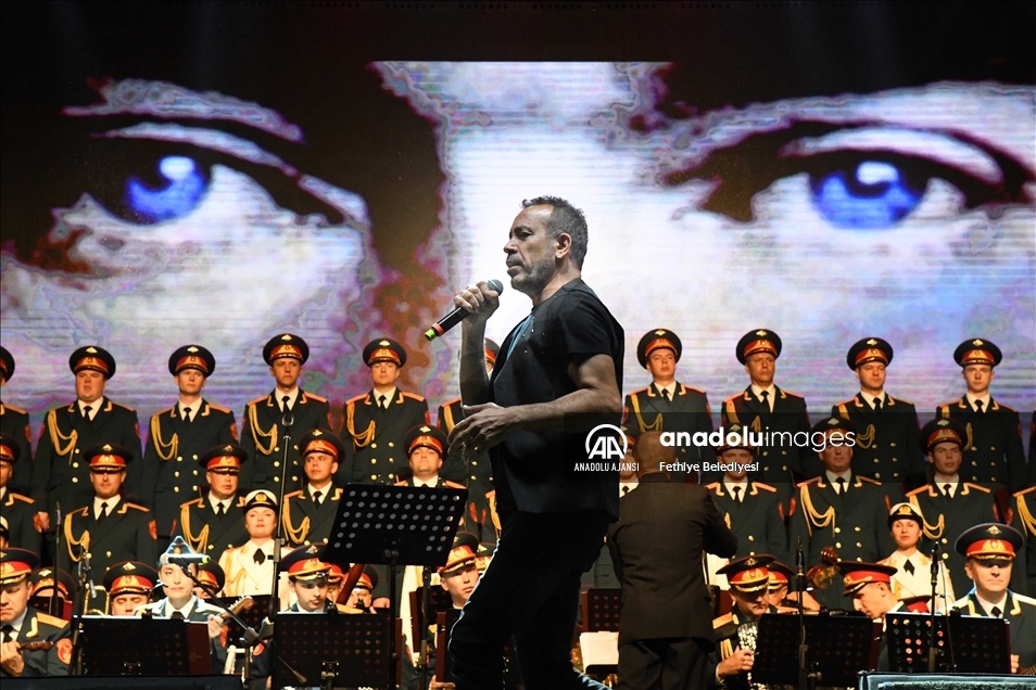 Rus Kızılordu Korosu ve Haluk Levent Fethiye'de konser verdi