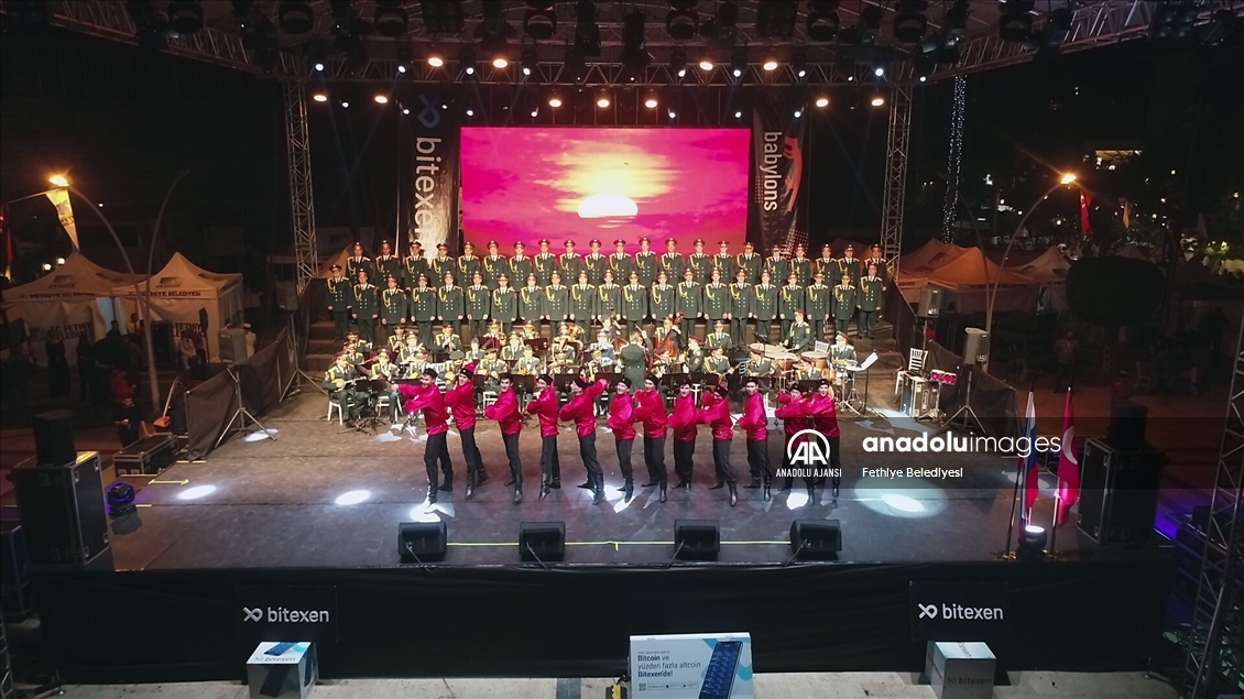 Rus Kızılordu Korosu ve Haluk Levent Fethiye'de konser verdi