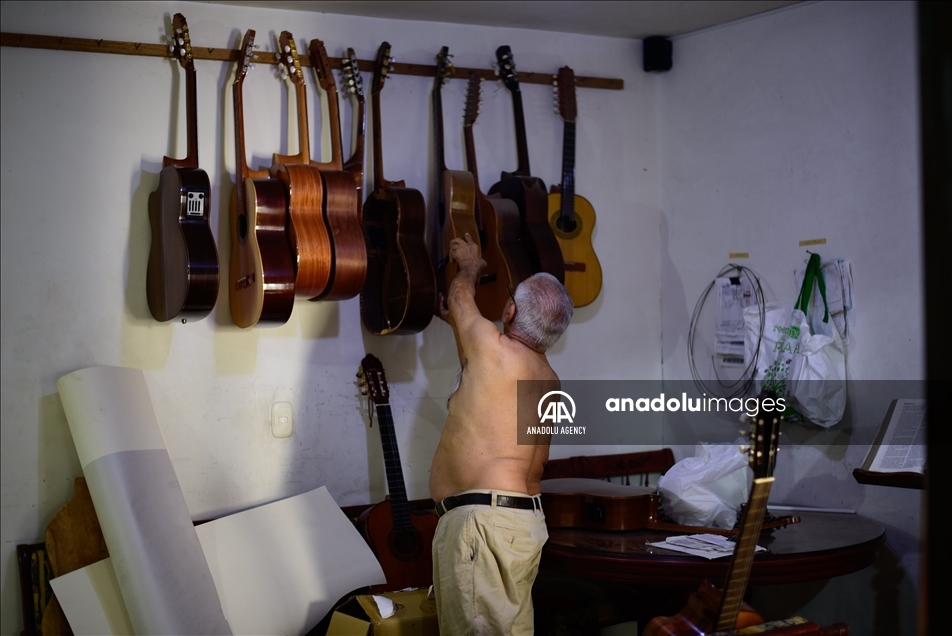 El mágico proceso de elaboración de una guitarra en un taller en Cali 3