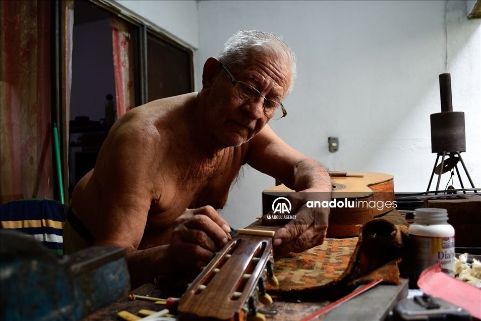 El mágico proceso de elaboración de una guitarra en un taller en Cali 4