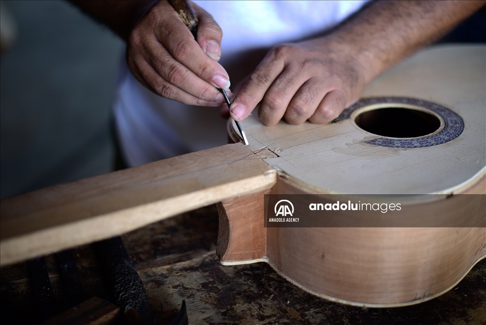 El mágico proceso de elaboración de una guitarra en un taller en Cali 9