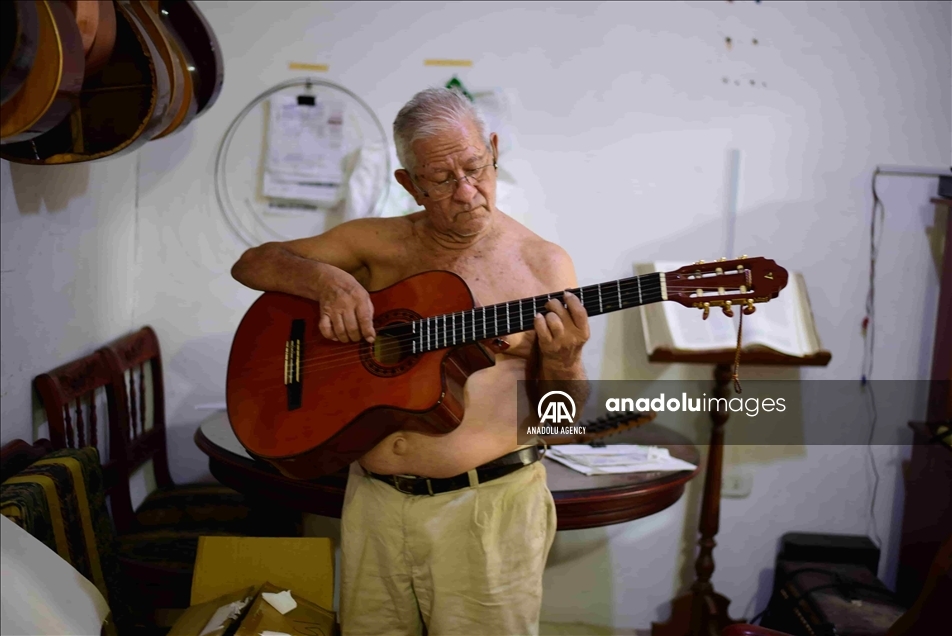 El mágico proceso de elaboración de una guitarra en un taller en Cali 2