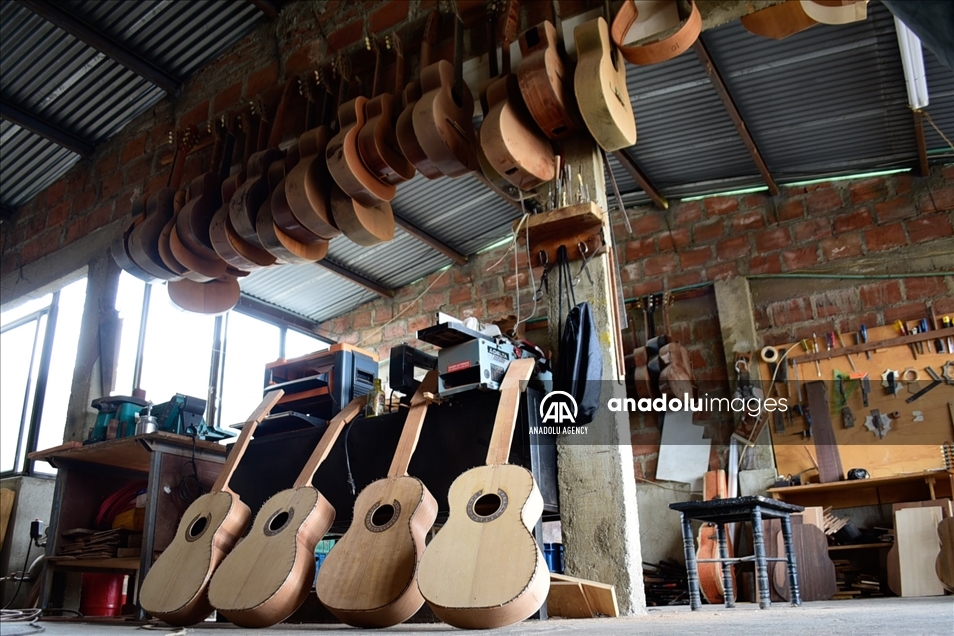El mágico proceso de elaboración de una guitarra en un taller en Cali 7