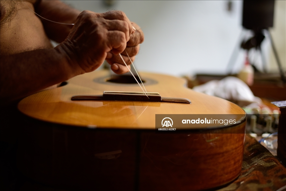El mágico proceso de elaboración de una guitarra en un taller en Cali 1