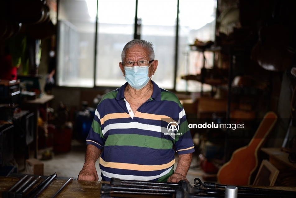 El mágico proceso de elaboración de una guitarra en un taller en Cali