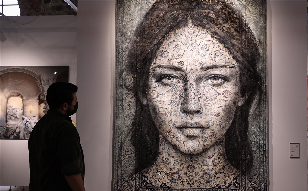 Painting on carpet beguiles visitors with 'charisma' in Contemporary Istanbul