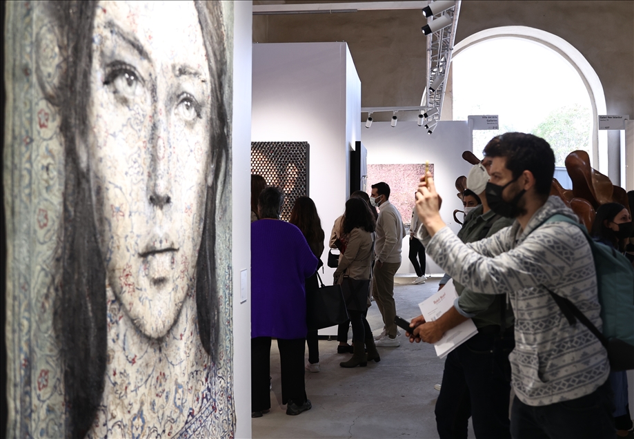 Painting on carpet beguiles visitors with 'charisma' in Contemporary Istanbul