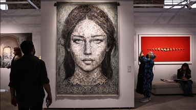 Painting on carpet beguiles visitors with 'charisma' in Contemporary Istanbul
