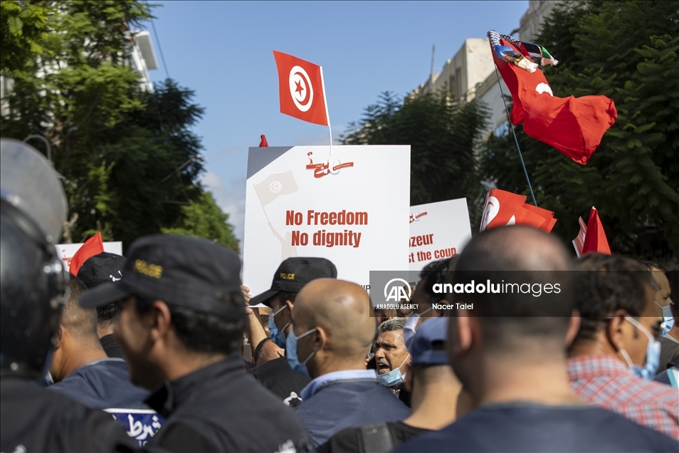В Тунисе прошла акция протеста против решений президента Каиса Саида
