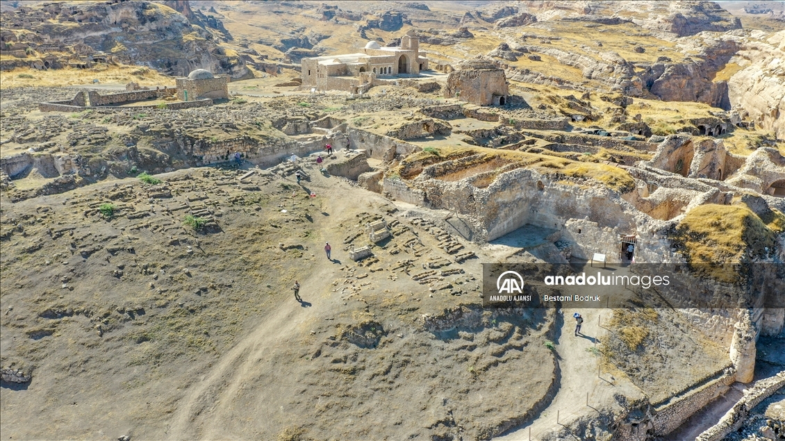 Arkeolog çiftin bebeği, Hasankeyf kazı ekibinin neşe kaynağı oldu