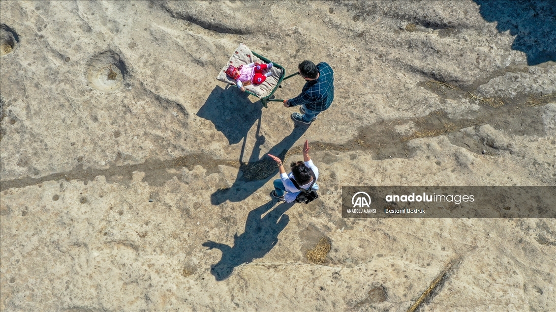 Arkeolog çiftin bebeği, Hasankeyf kazı ekibinin neşe kaynağı oldu