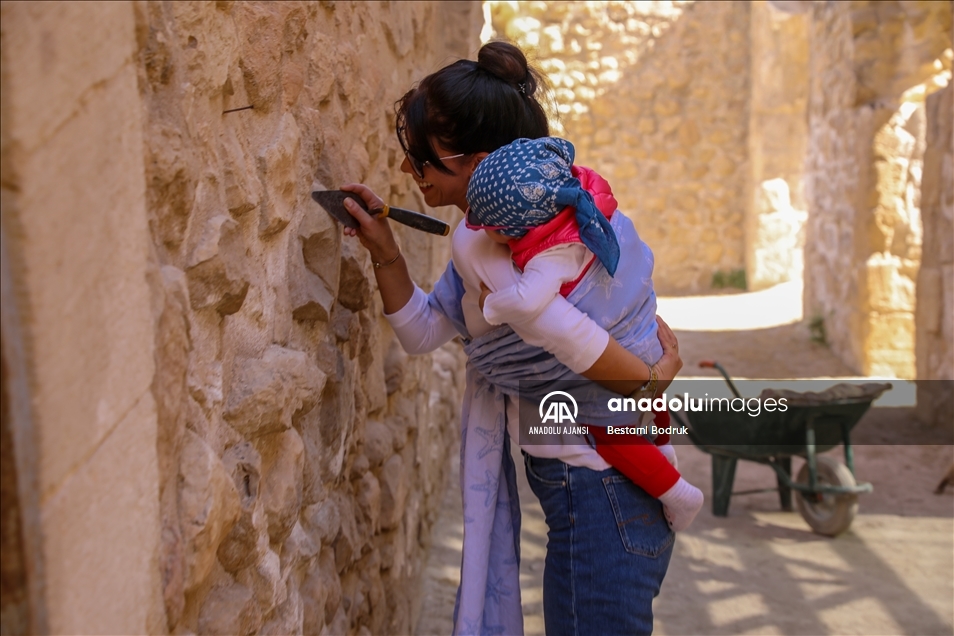 Arkeolog çiftin bebeği, Hasankeyf kazı ekibinin neşe kaynağı oldu