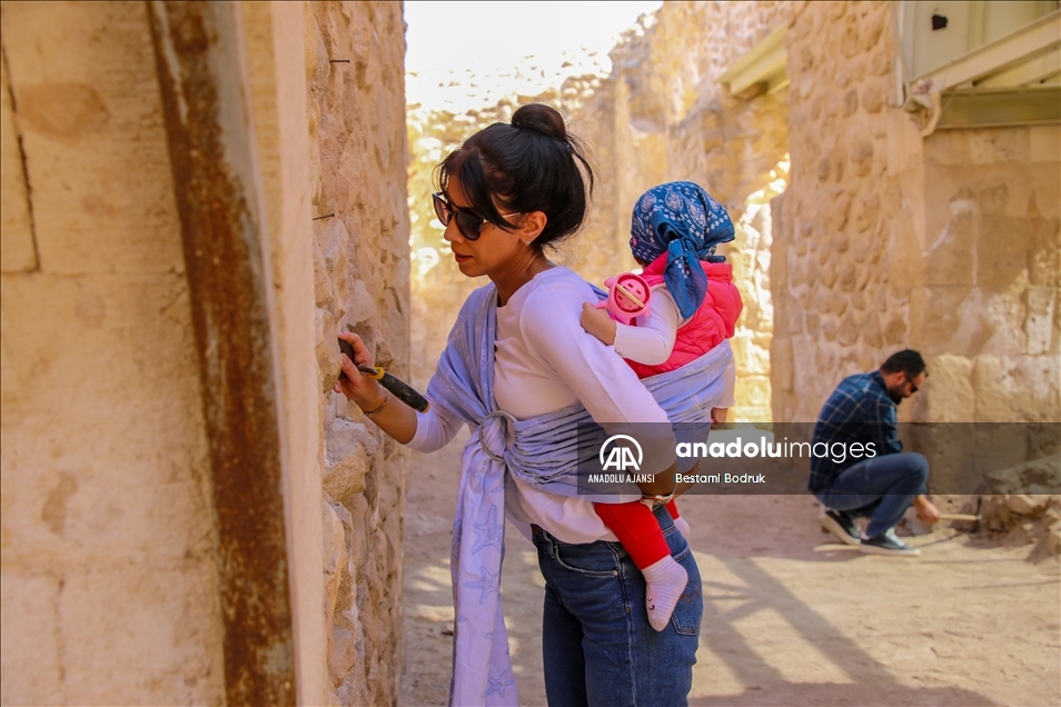 Arkeolog çiftin bebeği, Hasankeyf kazı ekibinin neşe kaynağı oldu