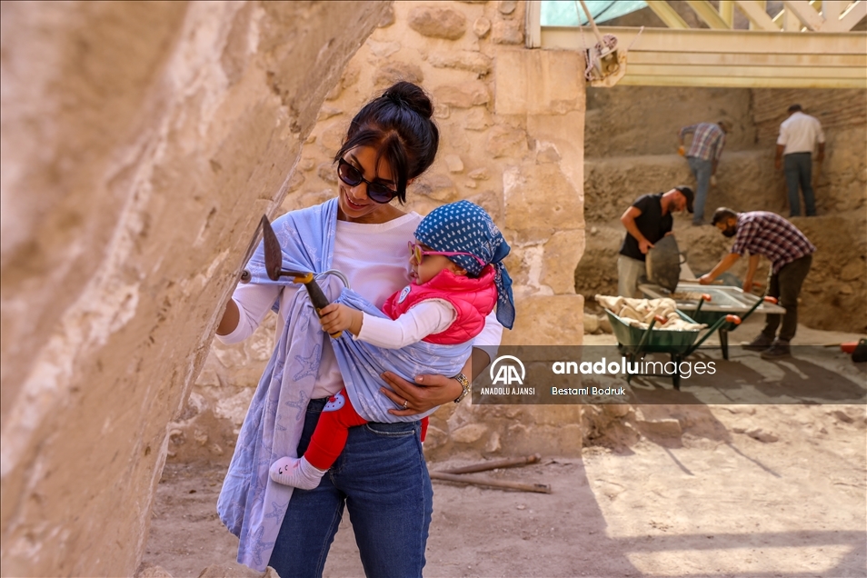 Arkeolog çiftin bebeği, Hasankeyf kazı ekibinin neşe kaynağı oldu