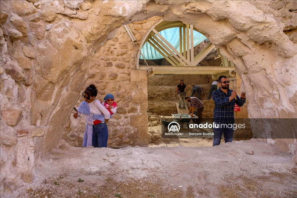 Arkeolog çiftin bebeği, Hasankeyf kazı ekibinin neşe kaynağı oldu