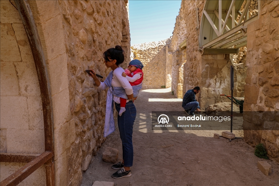 Arkeolog çiftin bebeği, Hasankeyf kazı ekibinin neşe kaynağı oldu