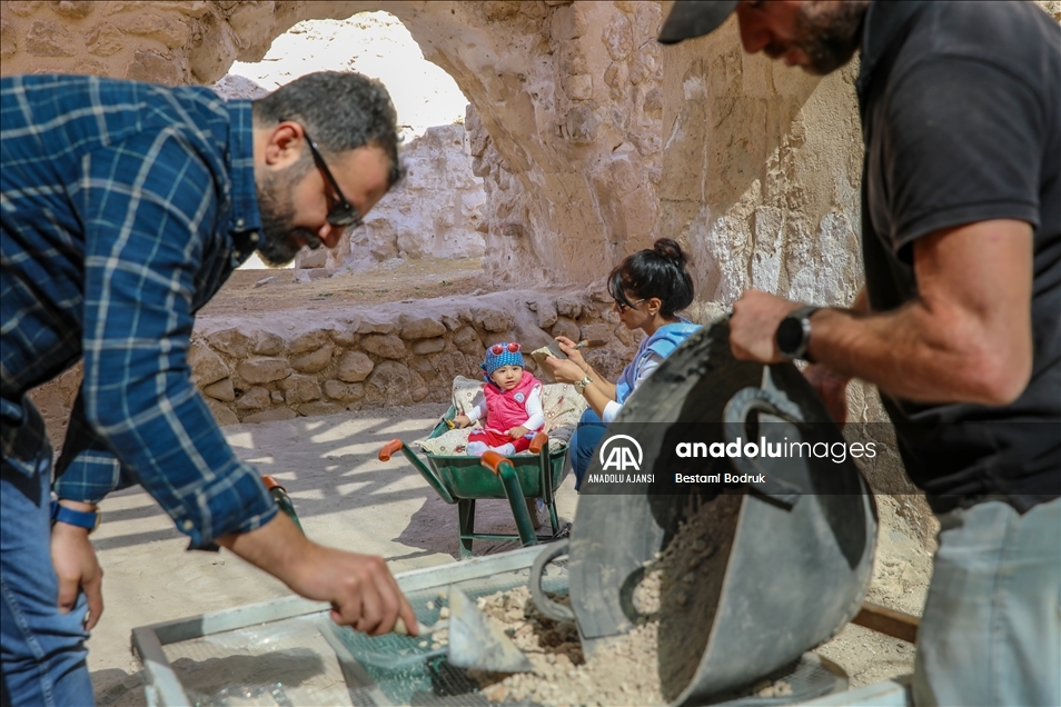 Arkeolog çiftin bebeği, Hasankeyf kazı ekibinin neşe kaynağı oldu