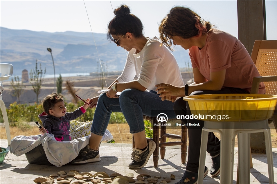 Arkeolog çiftin bebeği, Hasankeyf kazı ekibinin neşe kaynağı oldu