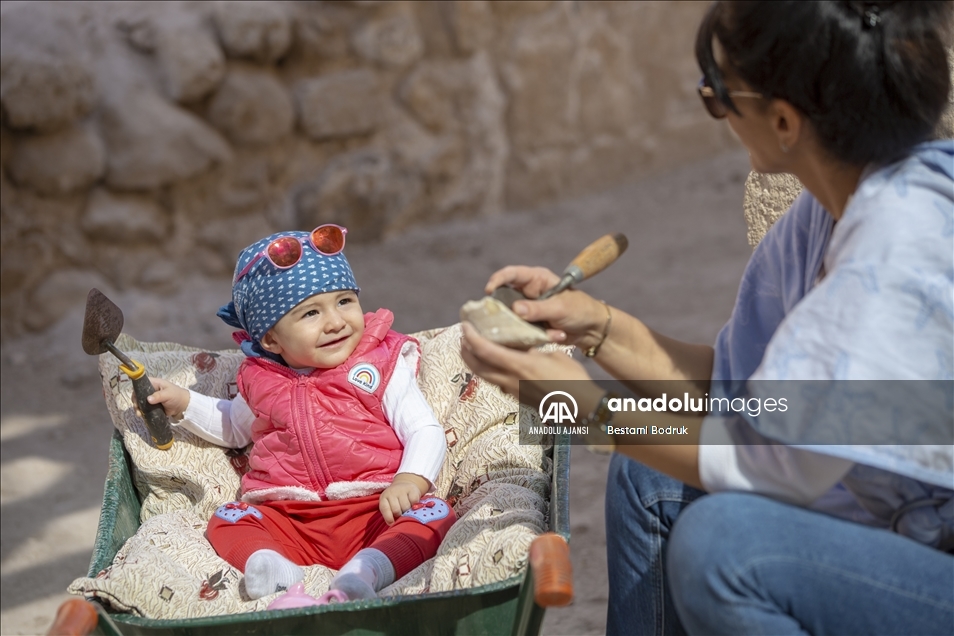 Arkeolog çiftin bebeği, Hasankeyf kazı ekibinin neşe kaynağı oldu