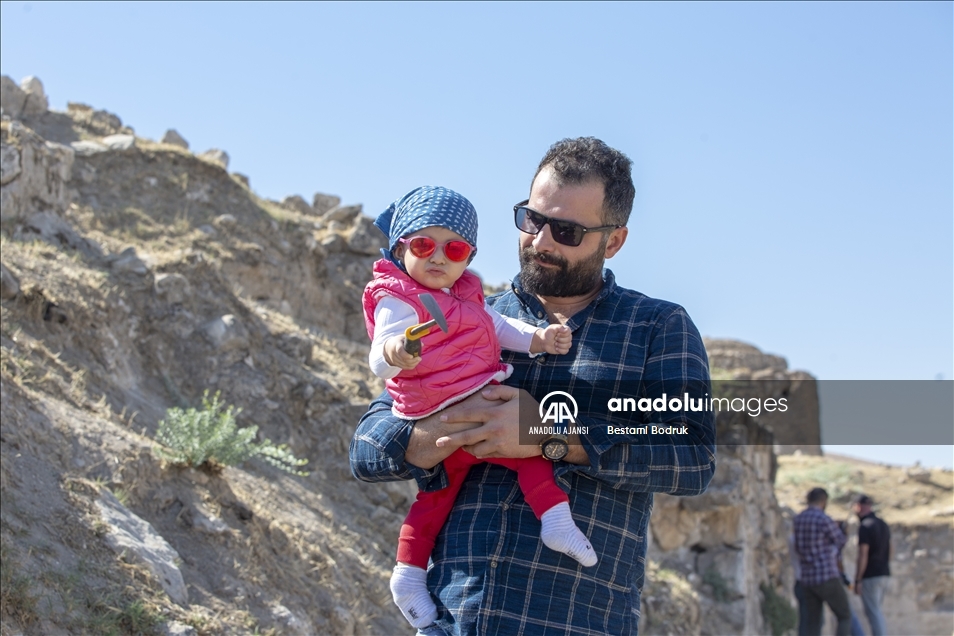 Arkeolog çiftin bebeği, Hasankeyf kazı ekibinin neşe kaynağı oldu
