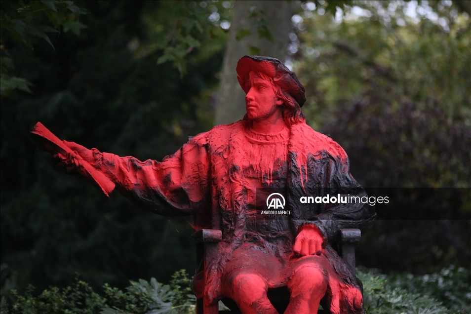 Estatua de Cristóbal Colón es cubierta con pintura roja en Londres 1