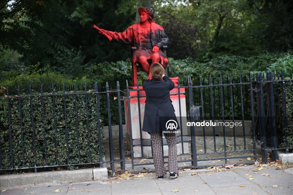 Estatua de Cristóbal Colón es cubierta con pintura roja en Londres 8