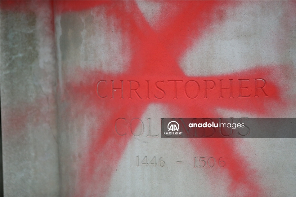 Estatua de Cristóbal Colón es cubierta con pintura roja en Londres 9