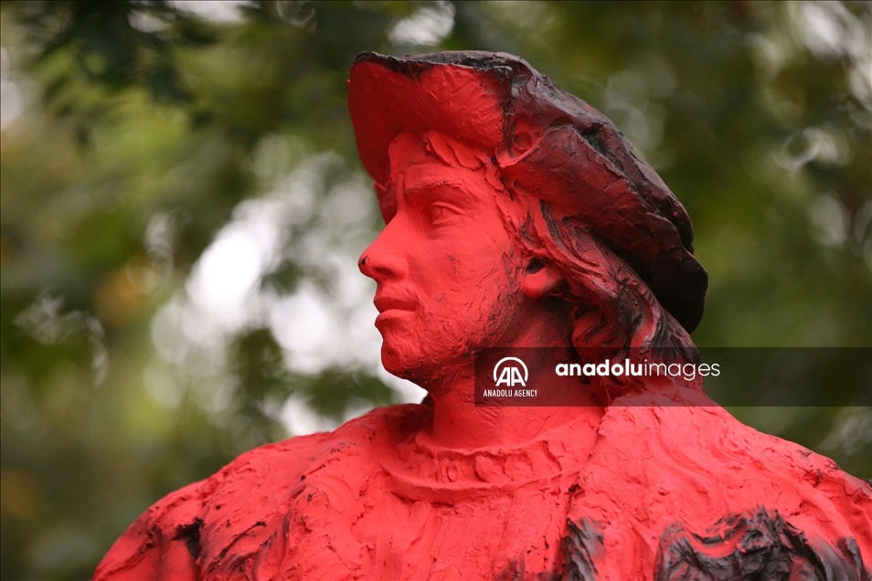 Estatua de Cristóbal Colón es cubierta con pintura roja en Londres 2