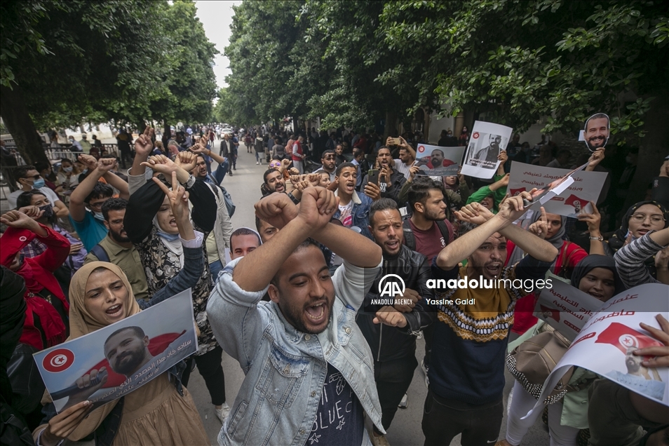 تونس.. وقفة تدعو لإطلاق ناشط طلابي "اعتقل" باحتجاج مناهض للرئيس