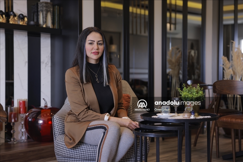 بالأزياء والطبخ والعادات.. سيدة أعمال تقرب بين العرب والأتراك