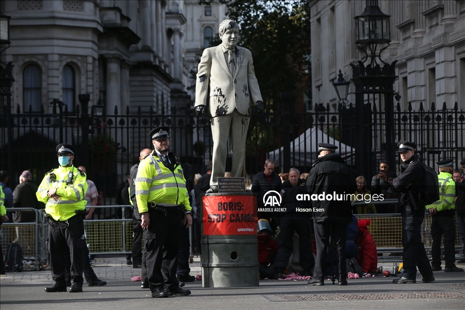 Greenpeace blokir akses ke Downing Street