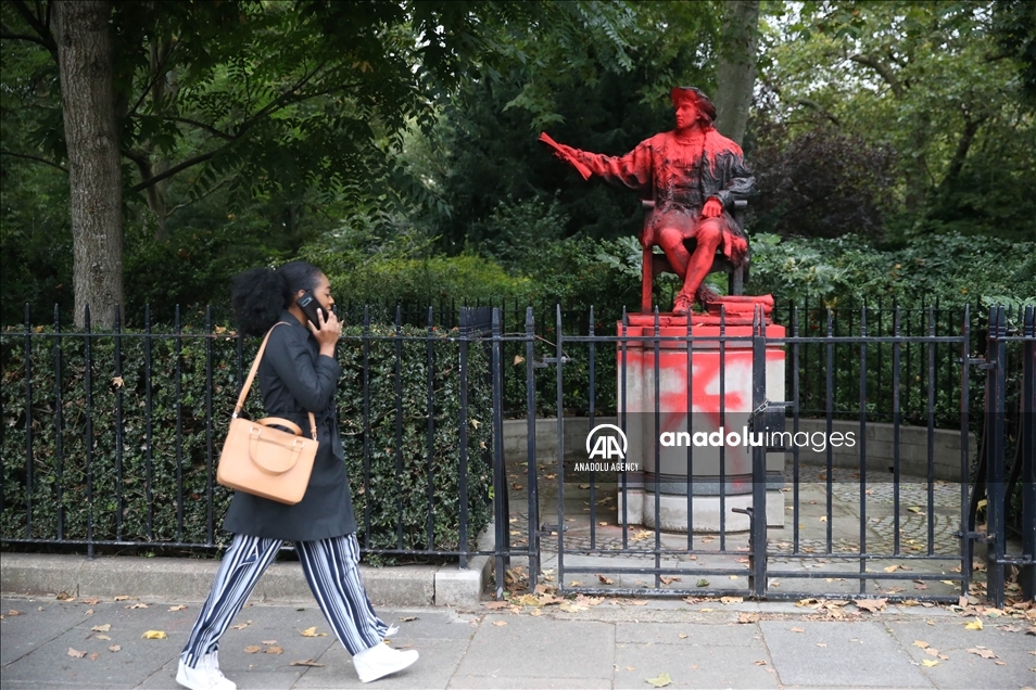 Estatua de Cristóbal Colón es cubierta con pintura roja en Londres 7