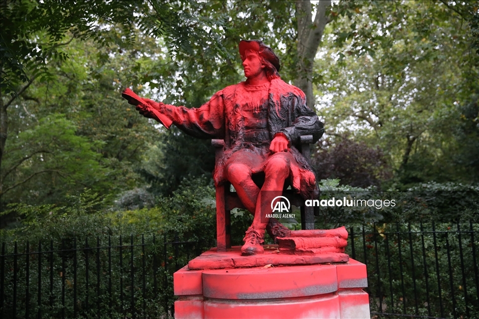 Estatua de Cristóbal Colón es cubierta con pintura roja en Londres 5