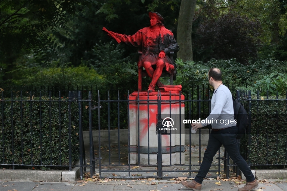 Estatua de Cristóbal Colón es cubierta con pintura roja en Londres 10