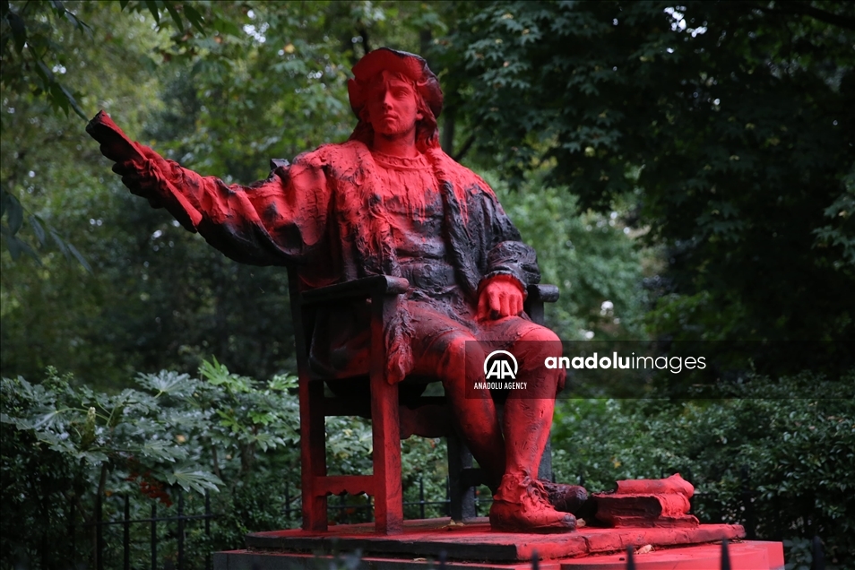 Estatua de Cristóbal Colón es cubierta con pintura roja en Londres